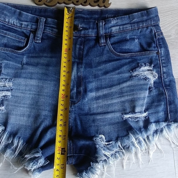Blank NYC Hi-Rise Distressed Raw Hem Wedge Short - Picture 6 of 12